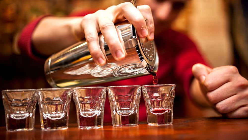 barman serve doses de bebidas alcoólicas. Cremesp defende descriminalização de usuários de drogas