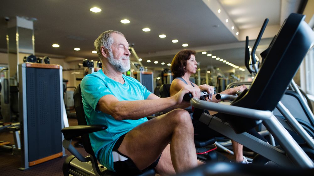 casal de idosos faz exercício físico para combater sarcopenia