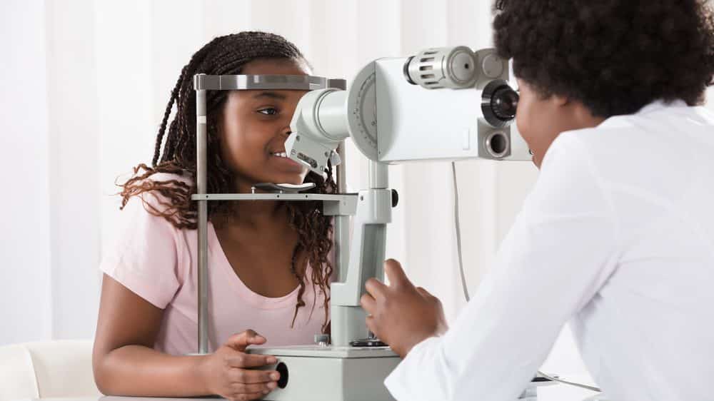 menina faz exame de olho para verificar glaucoma