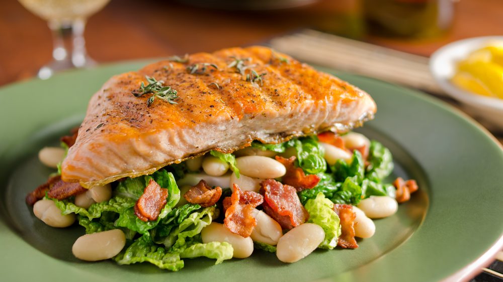 salmão grelhado com legumes. Dieta de restrição calórica pode retardar envelhecimento