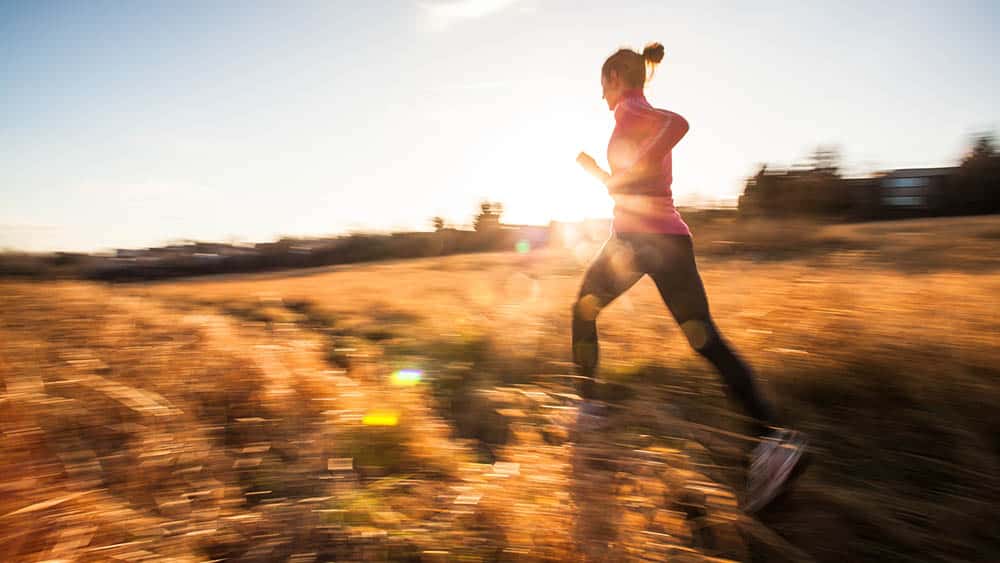 Mulher correndo. Exercício e saúde cardiovascular estão relacionados