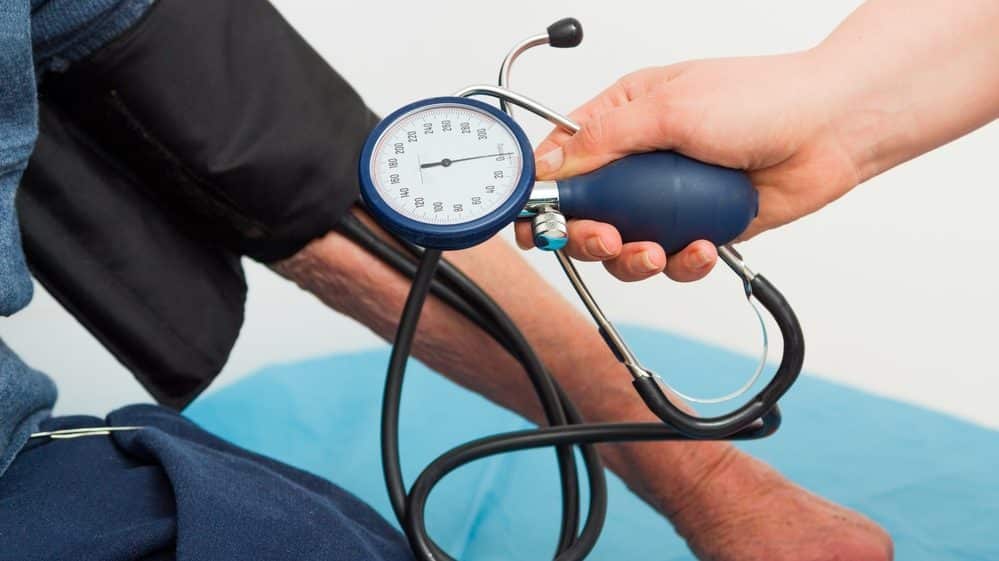 Paciente medindo a pressão. Pressão arterial em idosos ainda é tema controverso