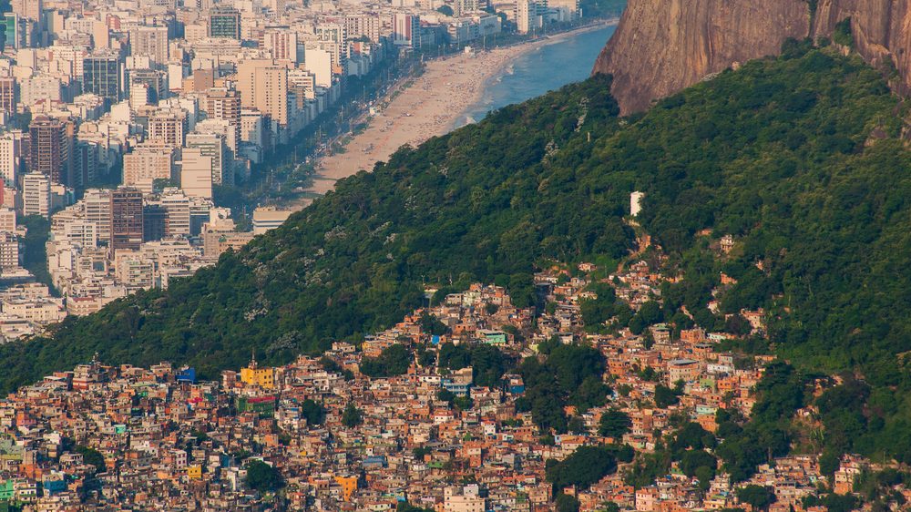 imagem do alto, mostra favela em morro. Desigualdade social é problema grave no Brasil
