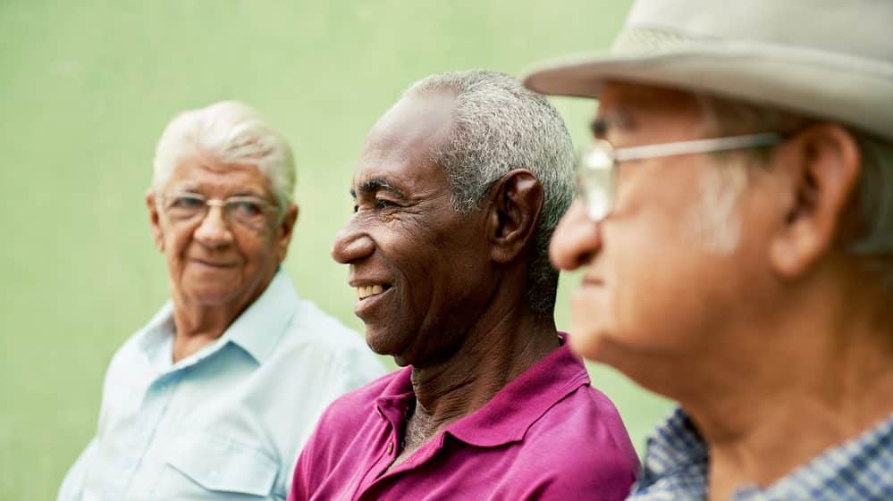 homens idosos sentados conversando e rindo. Expectativa de vida é mais alta hoje