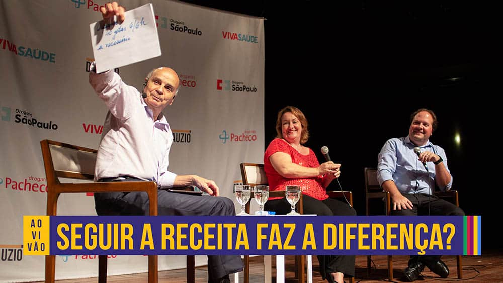 Drauzio segurando uma receita mostrando sua letra e o texto sobre adesão ao tratamento.