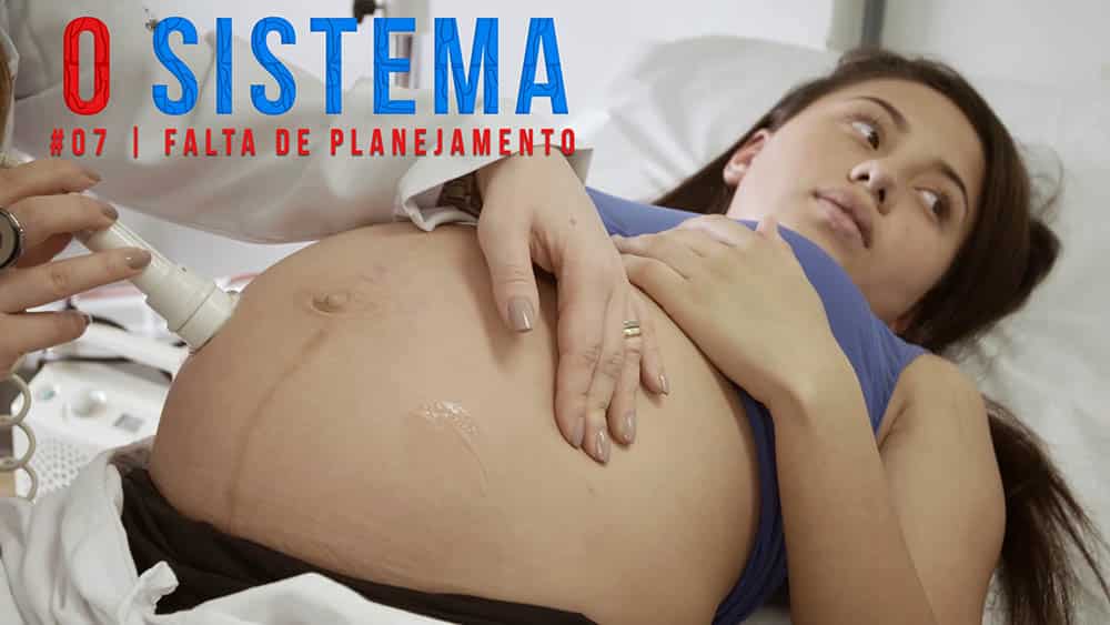 Thumbnail com uma menina adolescente durante exame de ultrassom na gravidez.