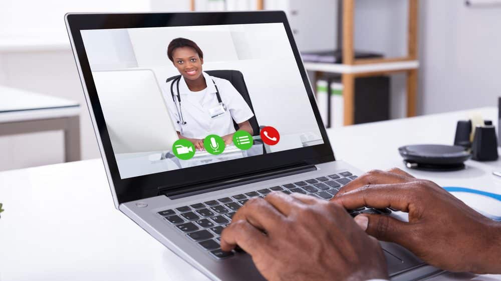 close de paciente em vídeo conferência com médica