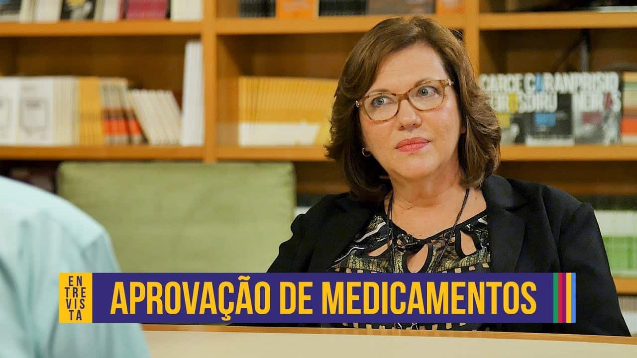 A farmacêutica Sílvia Storpirtis e o texto "aprovação de medicamentos".