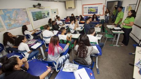 Equipe de engajamento do WPM Brasil explica método Wolbachia para alunos.