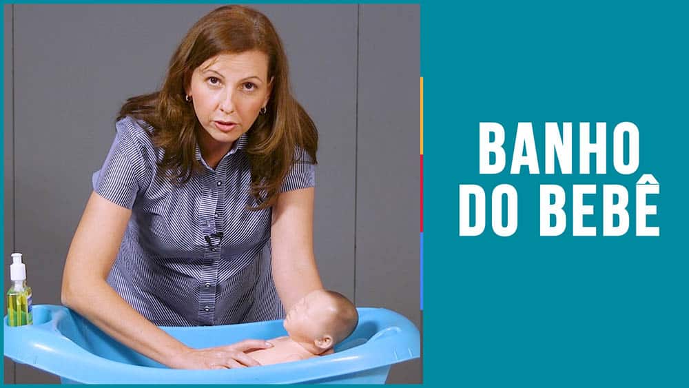 mulher dá banho no bebê.
