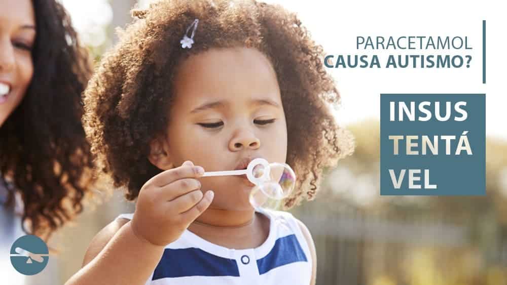 Menina soprando bolhas de sabão com a mãe observando atrás.