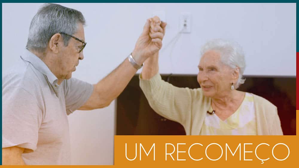 Um Outro Olhar #1 | Um recomeço A produtora de TV Zita Bressane dançando e texto "um recomeço".