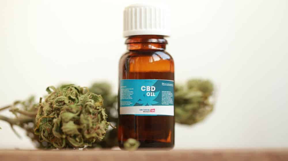 frasco de óleo de canabidiol. Acesso a cannabis medicinal ainda é difícil no Brasil