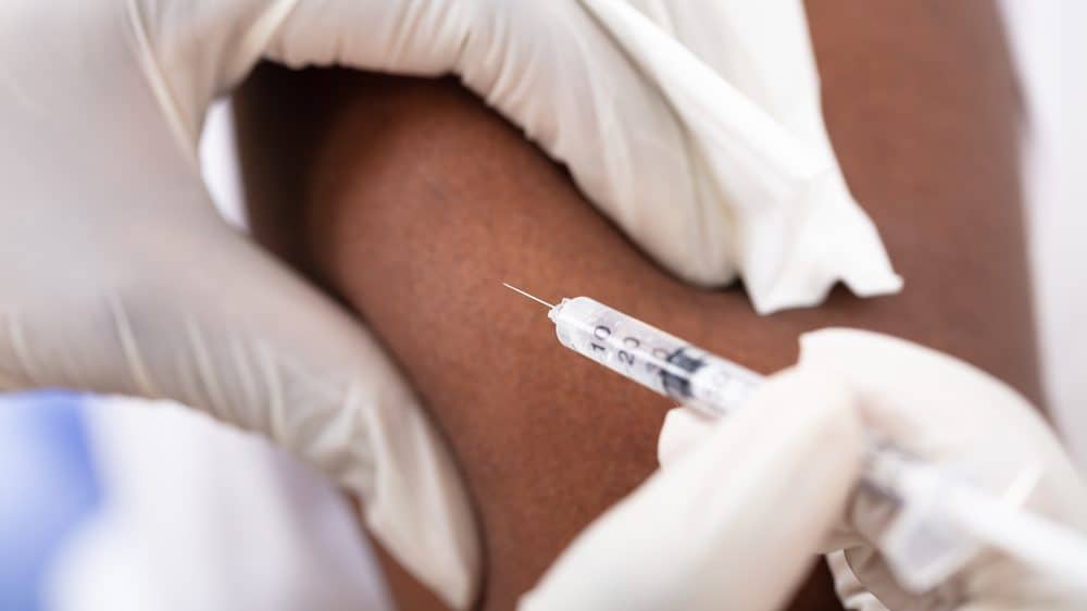 close de braço de paciente recebendo vacina. Vacinação contra a febre amarela deve ser dada antes do início do período de maior risco da doença