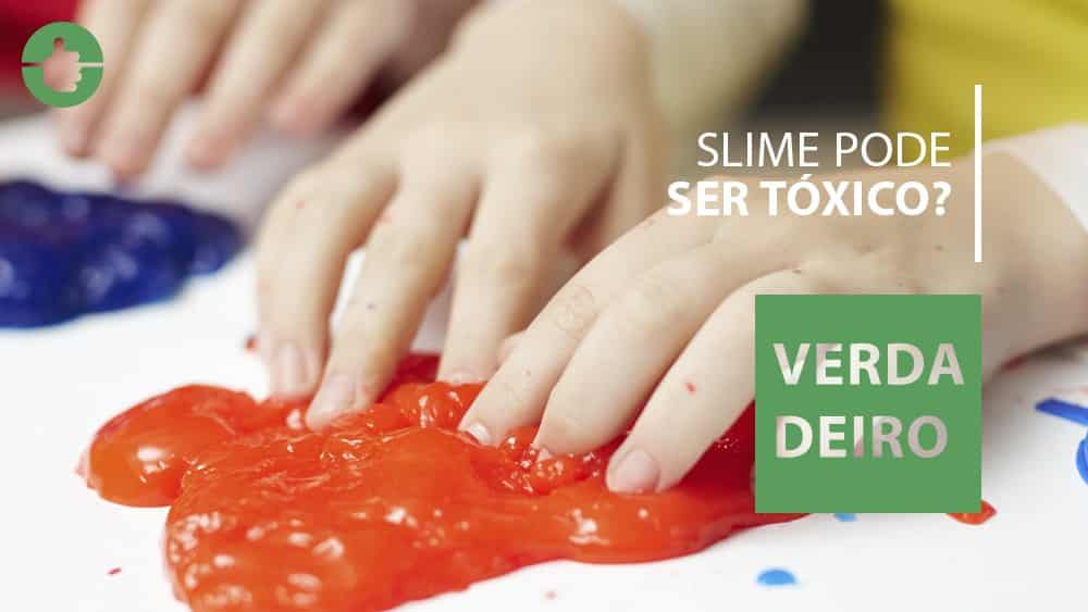 Slime pode ser tóxico? | Checagem Mãos de criança brincando com slime vermelho e a frase "Slime pode ser tóxico? Sim".