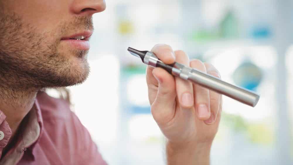 Homem fumando cigarro eletrônico, vendido como pouco nocivo pela indústria do tabaco