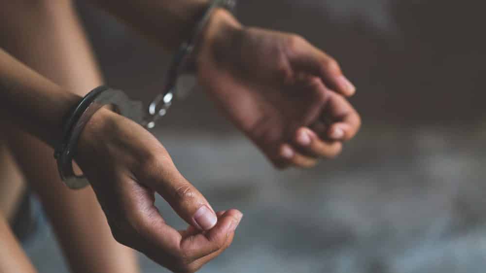 close em mãos de mulher algemadas, em penitenciária feminina