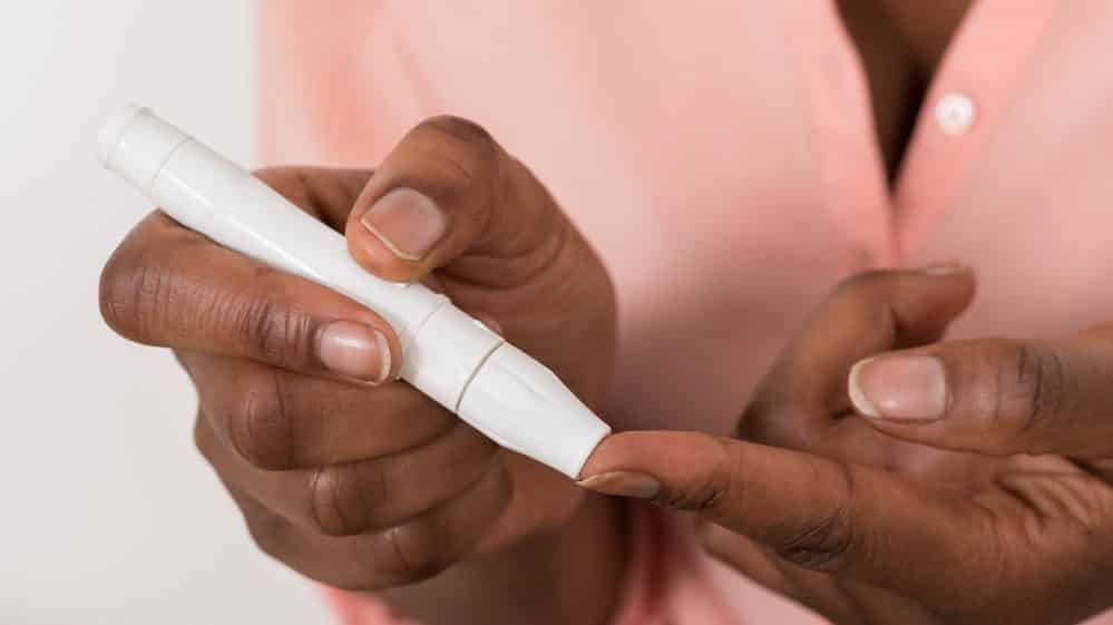 mulher mede glicemia. veja as doenças mais frequentes na população negra