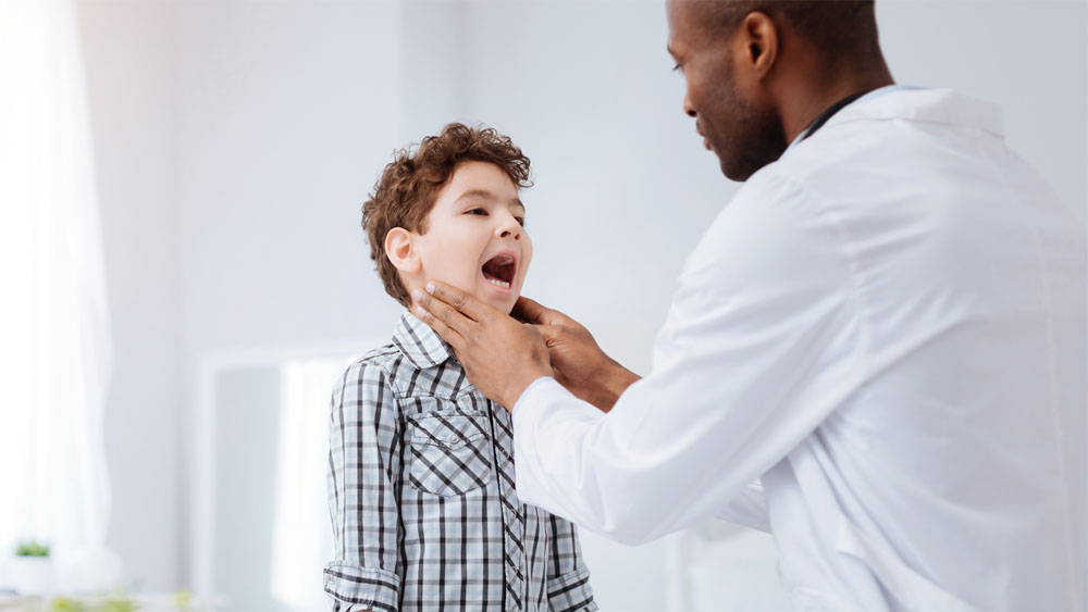 Médico negro analisa se menino branco precisa retirar as amídalas