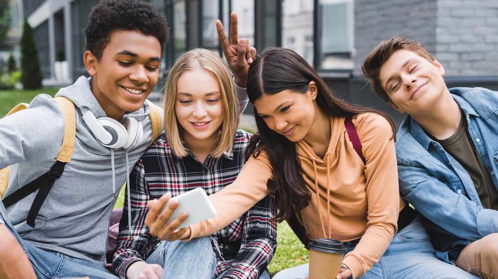 adolescentes reunidos tirando selfie. abstinência sexual não é política pública