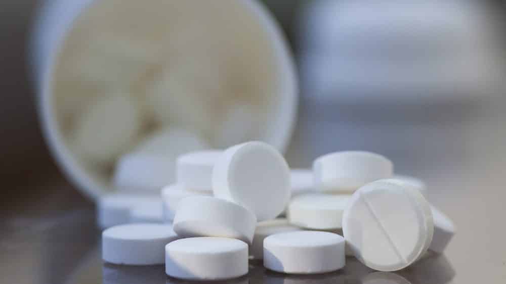 comprimidos sobre a mesa. Efeitos placebo e nocebo ajudam a explicar por que pessoas se sentem bem com vitaminas
