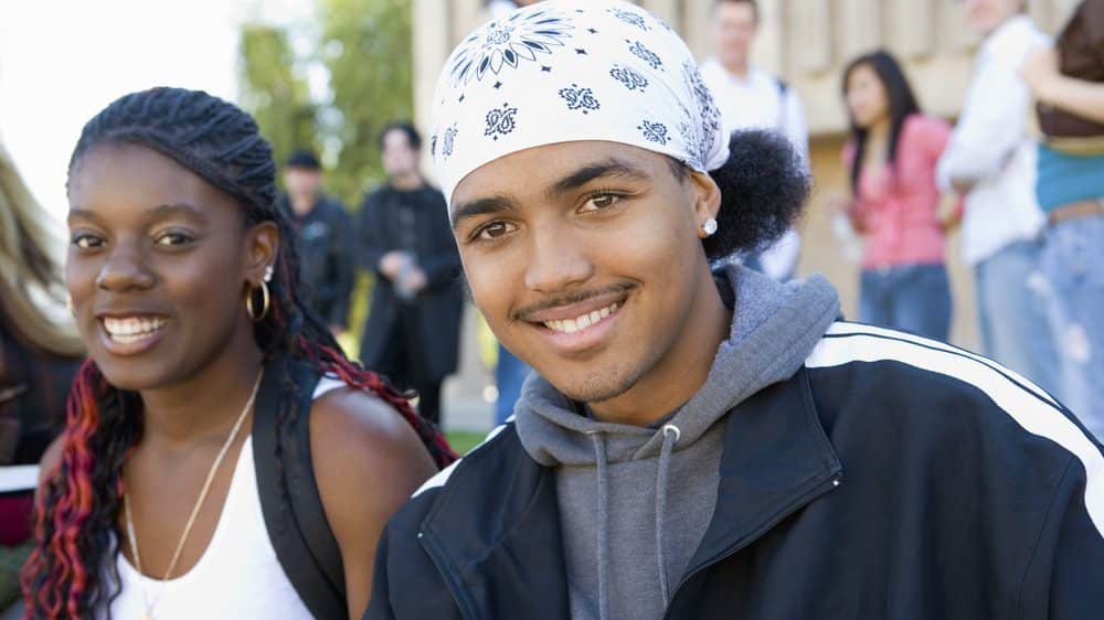 dois jovens negros do lado de fora de universidade. escravidão teve impacto na genética das américas