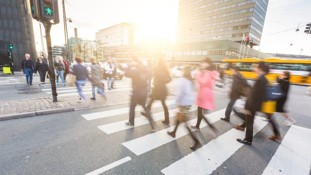 pessoas atravessando a rua. epidemia de covid-19 muda hábitos