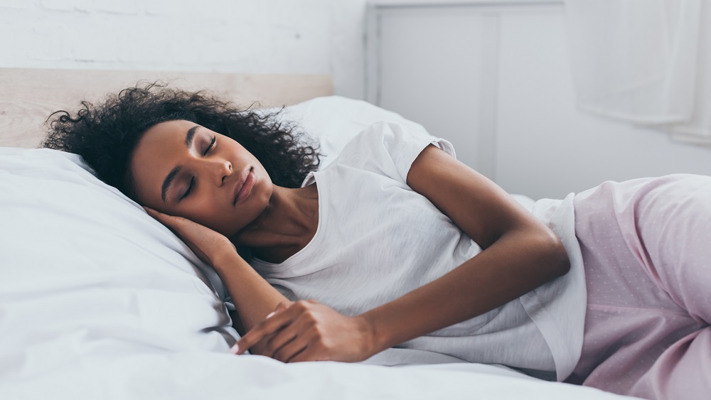 mulher dorme na cama. veja matéria sobre sono e quarentena