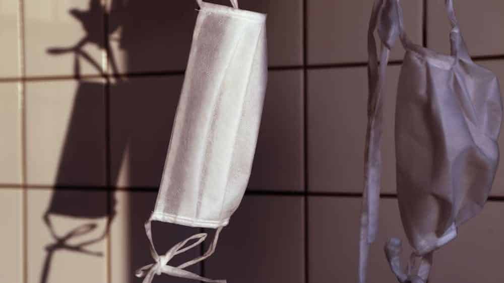 máscaras penduradas em varal. Mundo subestimou a pandemia de covid-19