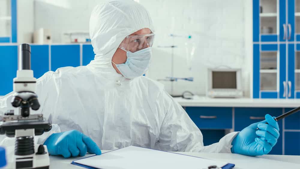 Laboratório analisa caso suspeito de coronavírus, essencial para atualizar os dados da doença.