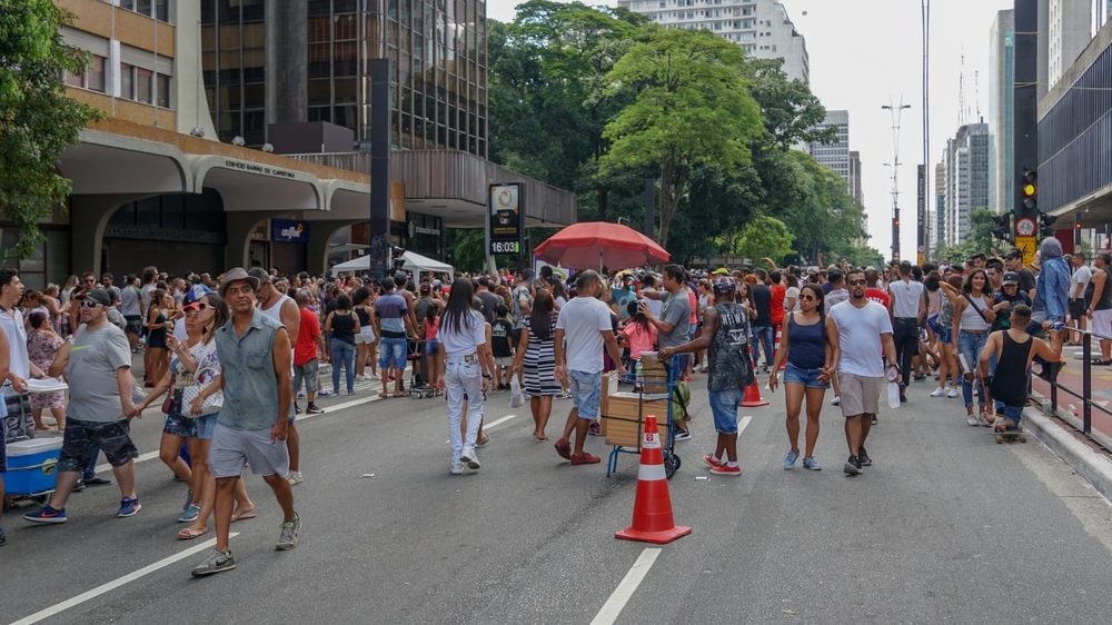 pessoas andam pela avenida Paulista. Imunidade de rebanho é arriscado