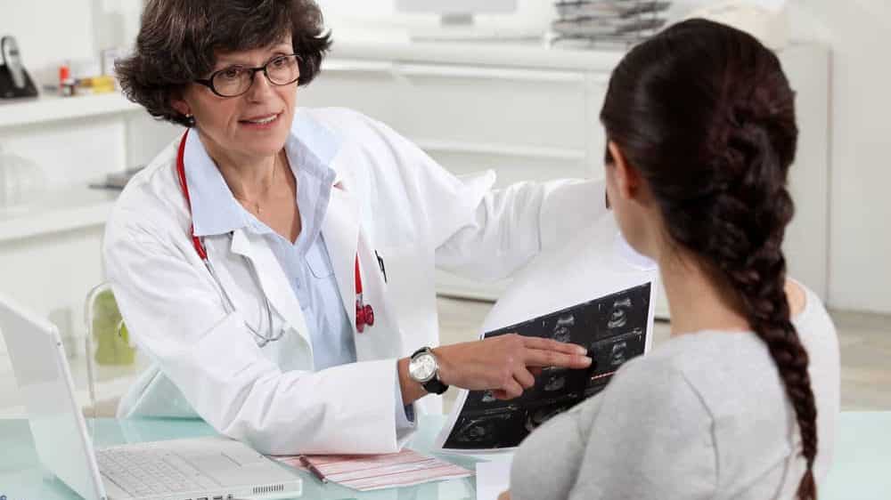 médica conversa com paciente mulher. ginecologia LGBT ainda é tabu