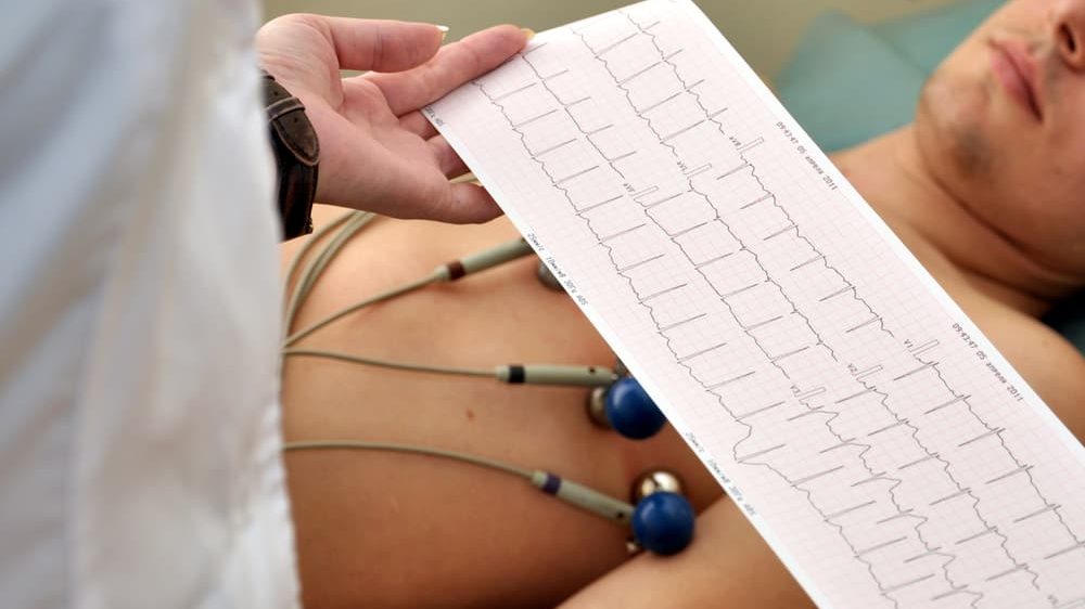 paciente do sexo masculino realiza eletrocardiograma o novo coronavírus pode afetar o coração
