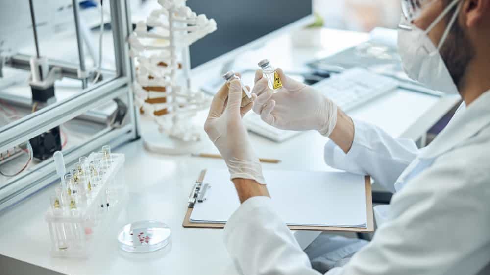 pesquisador laboratório estuda vacina. interrupção de estudo com vacina gera polêmica