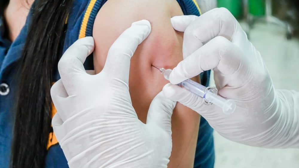 close em braço de mulher recebendo vacina. Veja o Plano Nacional de Vacinação contra a Covid-19