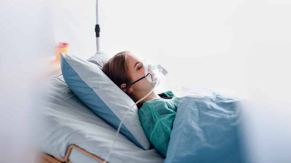 jovem infectada pelo novo coronavírus internada em hospital. Colapso dos serviços de saúde está próximo