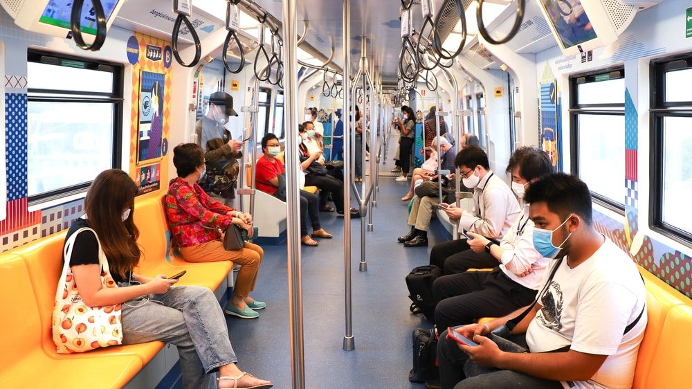 assintomáticos com máscara sentados em vagão de metrô
