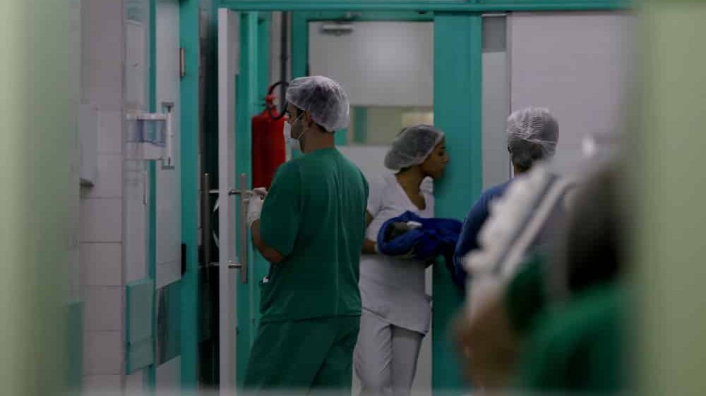 funcionários em hospital brasileiro em colapso