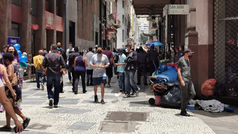 pessoas andando pelo centro de São Paulo. Epidemia segue à deriva