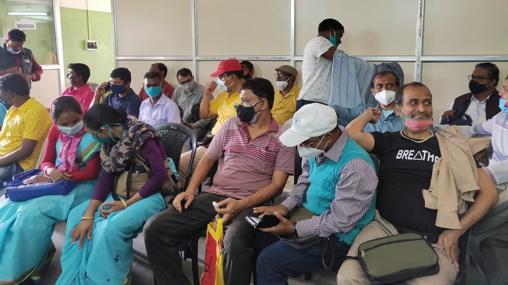 pessoas na índia aguardam atendimento médico. Pandemia pode gerar uma sindemia de outras doenças
