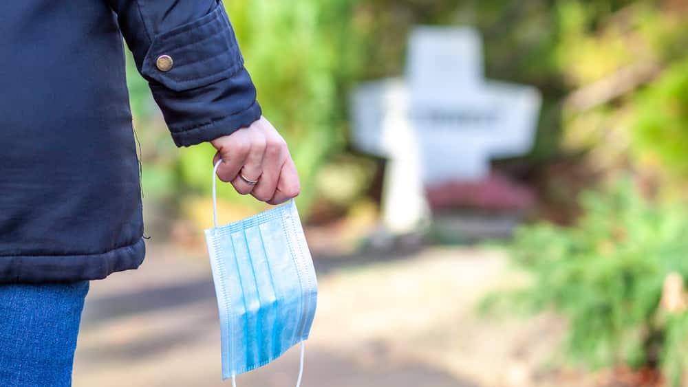Com cerca de 3 mil mortes por dia, a pandemia do novo coronavírus pode causar um colapso no sistema funerário do país.