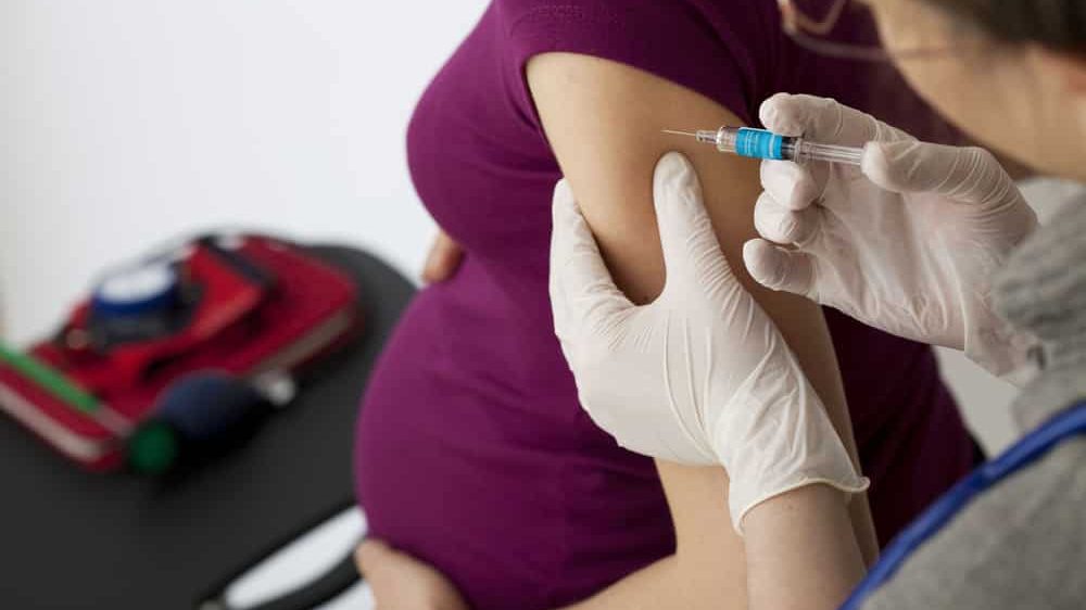 grávida recebe vacina de enfermeira. veja informações sobre vacina contra a covid-19 para grávidas