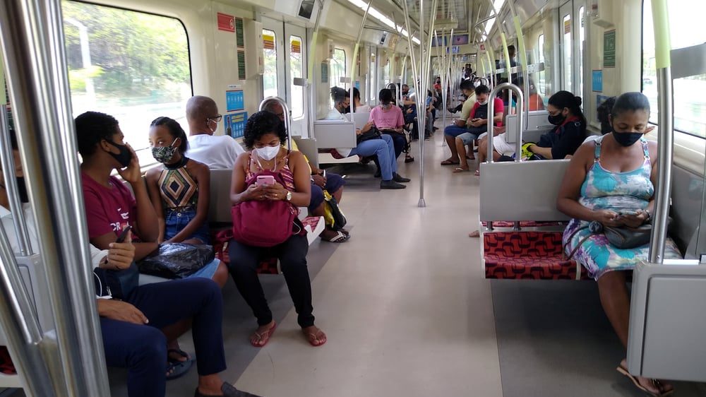pessoas de máscara em vagão do metrô. não há mais grupos de risco para covid